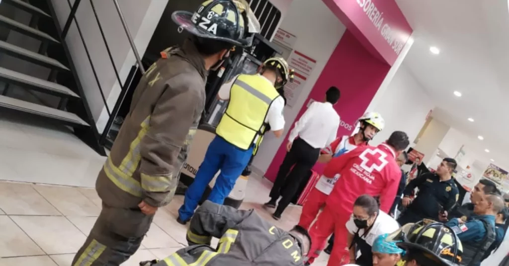 Se desploma elevador en plaza comercial de la CDMX; un adulto mayor falleció