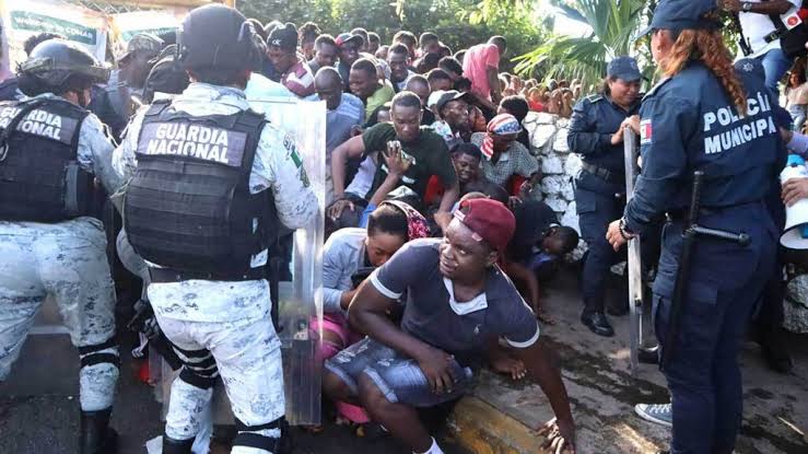 Avalancha humana de migrantes en Tapachula; derrumbaron vallas frente a la COMAR