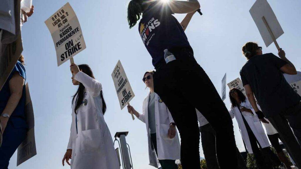 Se van a huelga 75 mil trabajadores de la salud en EE.UU. por prácticas laborales injustas