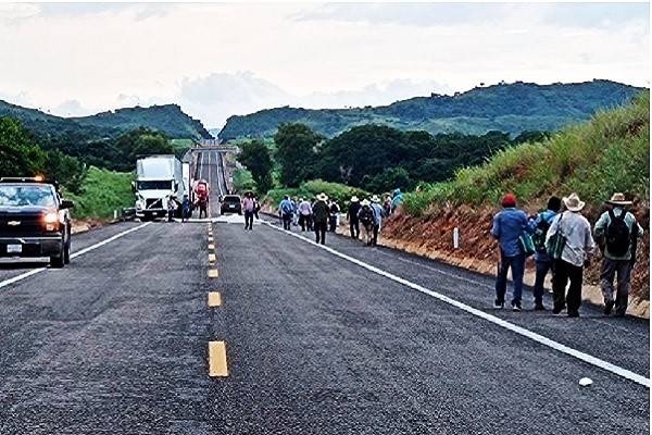 Veintena de encapuchados armados secuestran a autoridades ejidales y vecinos de Altamirano, Chiapas. Amenazan de regresarlos a pedacitos en bolsas de nylon