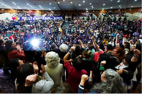 Elena Poniatowska, Marta Lamas y Fernanda Tapia junto a miles de mujeres abrazan a Brugada rumbo a encuesta morenista. Encuentro por una CDMX feminista