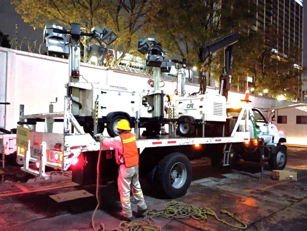 CFE concentra en Guerrero a mil seis electricistas, 161 grúas, 548 vehículos, 52 plantas de emergencia, 21 torres de iluminación y 7 helicópteros