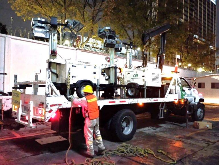 CFE concentra en Guerrero a mil seis electricistas, 161 grúas, 548 vehículos, 52 plantas de emergencia, 21 torres de iluminación y 7 helicópteros