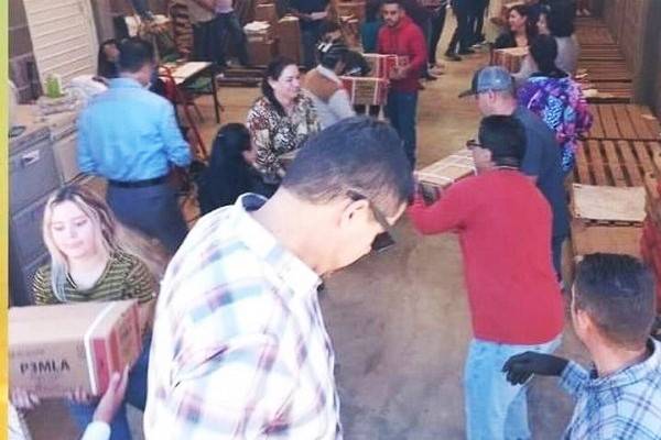Maestros a paro en Chihuahua, multitud abre almacén y reparte libros en Madera, Toman oficinas por nuevo amparo contra repartir libros de texto gratuito