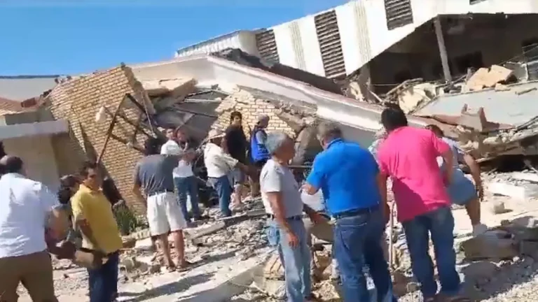 Durante la celebración de un bautizo, colapsó el techo de la parroquia de la Santa Cruz en Tamaulipas, hay varios muertos y heridos.