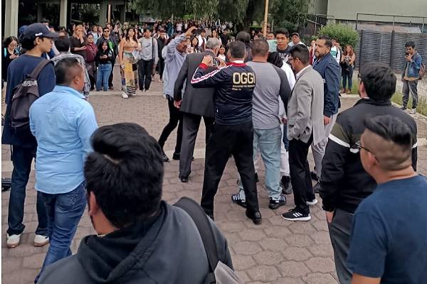 FES-Acatlán informó de la toma violenta de sus instalaciones por parte de un grupo de encapuchados. Denuncian agresiones para impedir ingreso al plantel