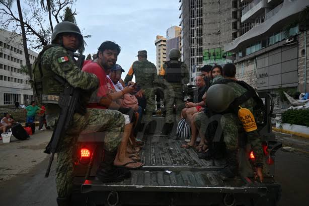 ¡Otra más! Esta es la verdad sobre el militar que "restringe" paso de ayuda a Acapulco