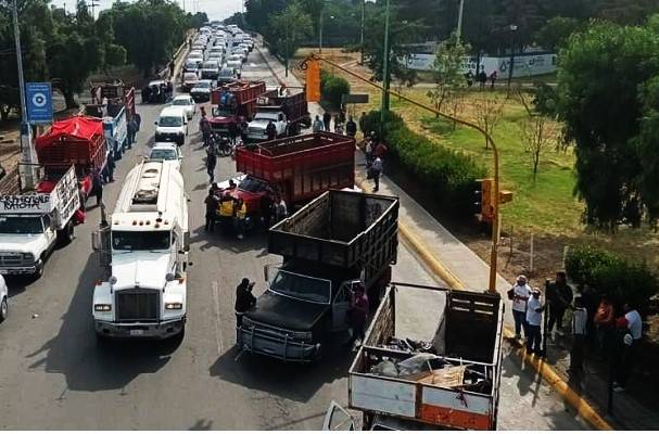Piperos y operadores de grúas instalaron un bloqueo en la autopista México-Querétaro. Filas de 7 kilómetros hacia CDMX y de 5 kilómetros a Querétaro
