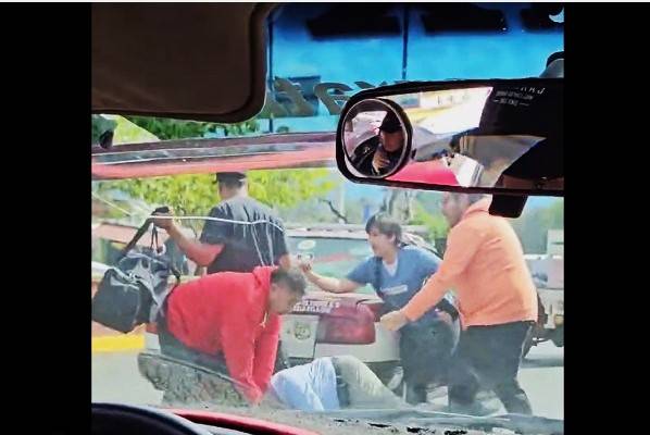 Taxista de San Pablo Etla, Oaxaca agredió a adulto mayor en la carretera federal 190. Lo patea hasta que es rescatado por otro conductor