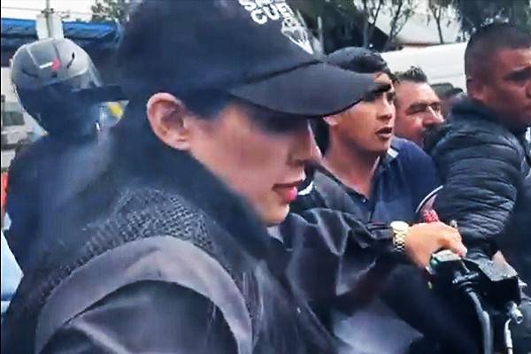 Sandra Cuevas impedida por Ley para hacer campaña en Central de Abastos. Dice que iba de compras. Motocicletas sin placas y obstruyendo vialidad