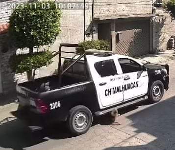 Video: Policías de Chimalhuacán arrollan a perro callejero; este sería su castigo