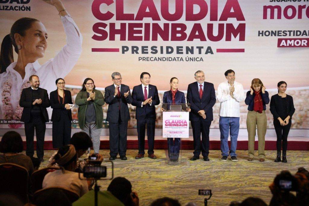 La aspirante a la presidencia de la izquierda, Claudia Sheinbaum, presentó a su selecto grupo de coordinadores para la precampaña presidencial.
