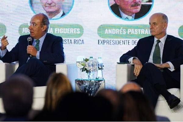 Calderón dice que no hay peor cosa que un Estado capturado por el narcotráfico y el crimen organizado, aunque le echa la culpa "a los populistas".