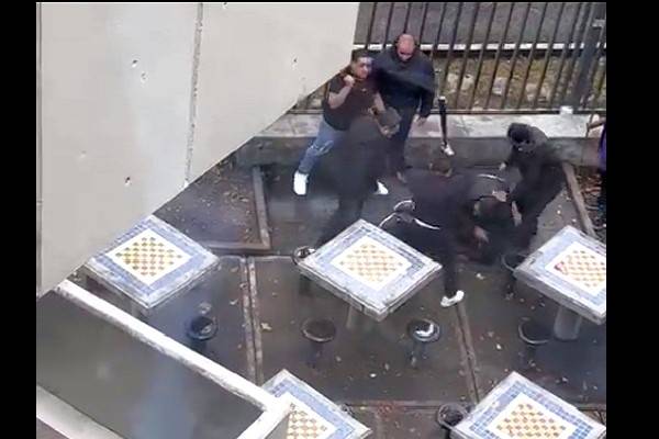 En video la golpiza que recibió un joven en la UNAM por seis hombres, uno de ellos armado con un bat, la víctima en el piso y no cesaron los golpes