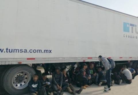 Rescatan en Veracruz a más de 200 migrantes abandonados en tráiler
