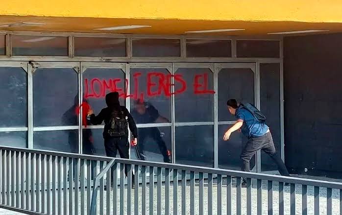 Protestan por designación de Lomelí como rector de la UNAM; vandalizan rectoría en CU