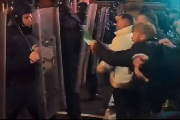 Manifestaciones en Dublín, Irlanda, tras la furia desatada por apuñalamiento de 5 personas, de ellas 3 niños, por parte de un presunto inmigrante argelino