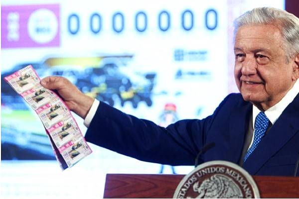 AMLO indicó sorteo de premios en especie: Un palco en el Estadio Azteca, camionetas y cuatrimotos. El costo del ‘cachito’ de la Lotería es de cien pesos