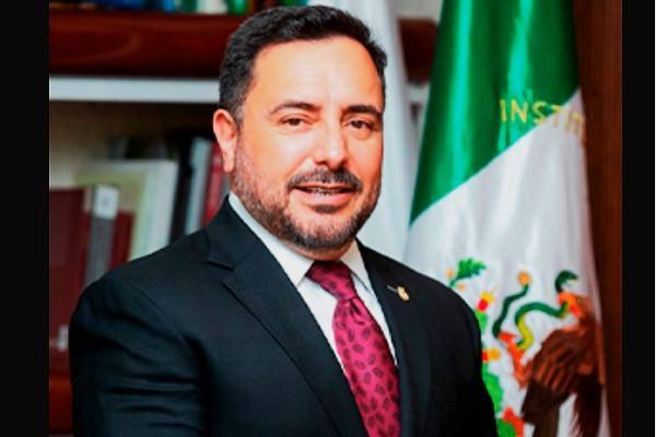 AMLO calificó de extraordinaria a la comunidad politécnica por su contribución al desarrollo de México. Participación clave en trenes de pasajeros