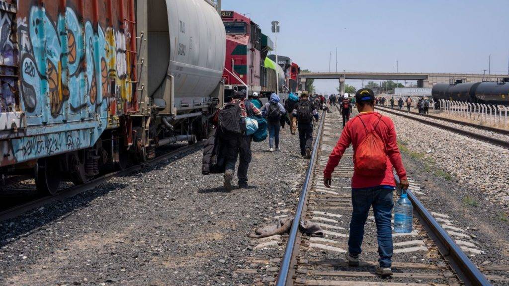 EE.UU. cierra paso fronterizo de ferrocarriles en Texas para detener a los migrantes