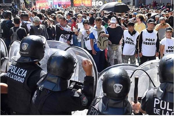 Vigilancia biométrica, prohibición de llevar hijos a manifestaciones, multas, videograbaciones policiales, medidas de Milei contra manifestantes