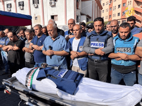 Confirma muerte de 63 periodistas: 56 palestinos, 4 de Israel y 3 libaneses. Tres permanecen desaparecidos y 11 están heridos. Supera cifra mundial total