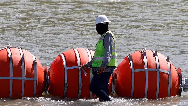 Corte de EE.UU. ordena a Texas retirar las boyas en el Río Bravo