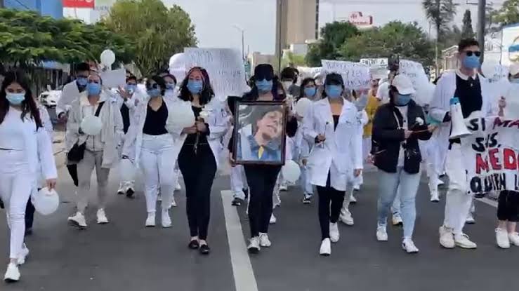 Estudiantes marchan en Celaya por el asesinato de alumnos de medicina