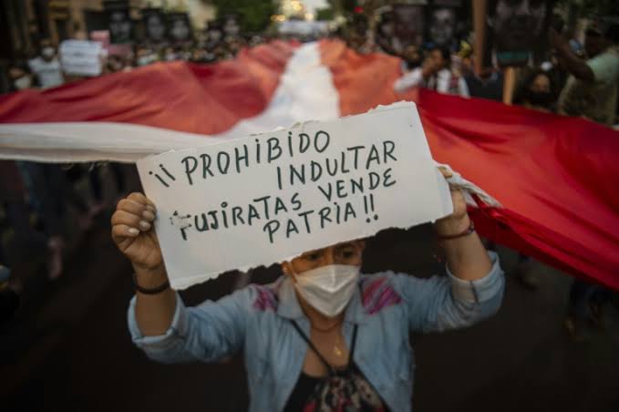 Peruanos salen a las calles en protesta por liberación de Fujimori y contra Boluarte