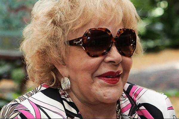 La cantante Alejandra Guzmán confirmó que su madre, la actriz Silvia Pinal, de 92 años, fue hospitalizada para ser atendida por influenza