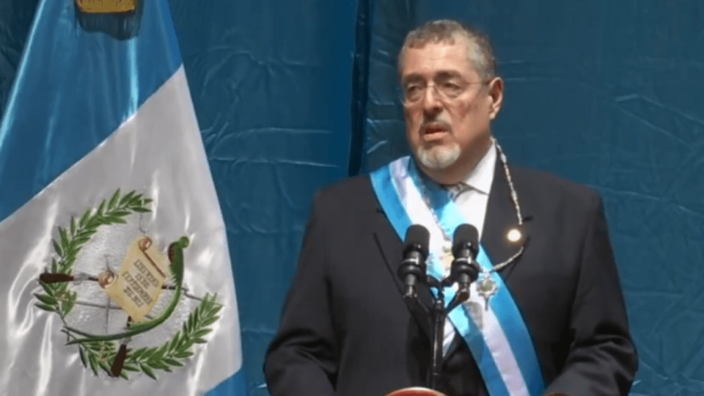 El nuevo presidente de Guatemala, Bernardo Arévalo tuvo que trasladarse a otra sede ante el intento de los opositores a que asumiera el cargo del Ejecutivo Federal.