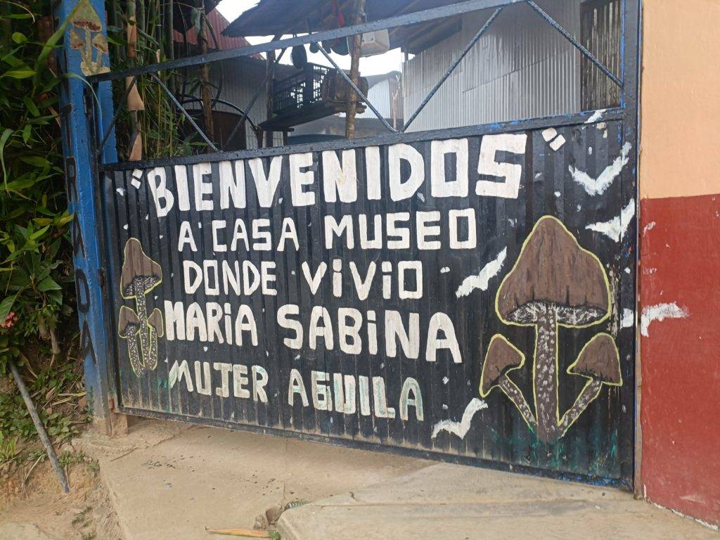 Una vieja casa prefabricada en Oaxaca resguarda los artículos personales de quien fue considerada como una sabia, María Sabina, "La Sacerdotisa de los hongos".