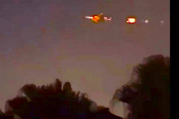 Usuaria de redes sociales en Miami captó el momento en que el avión Boing 747 surcaba el cielo entre fuego y chispas que salían de un ala