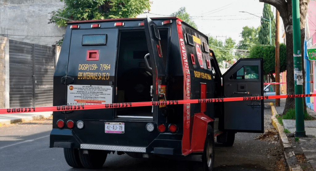 Dos custodios murieron luego de enfrentar a unos criminales en un asalto a una camioneta de valores en Guadalajara, Jalisco.