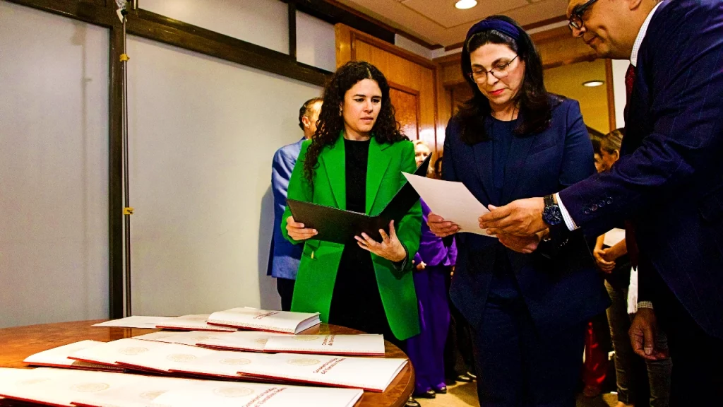 La titular de la política interna, Luisa María Alcalde entregó a la Cámara de Diputados el paquete de reformas presentado por el presidente AMLO.