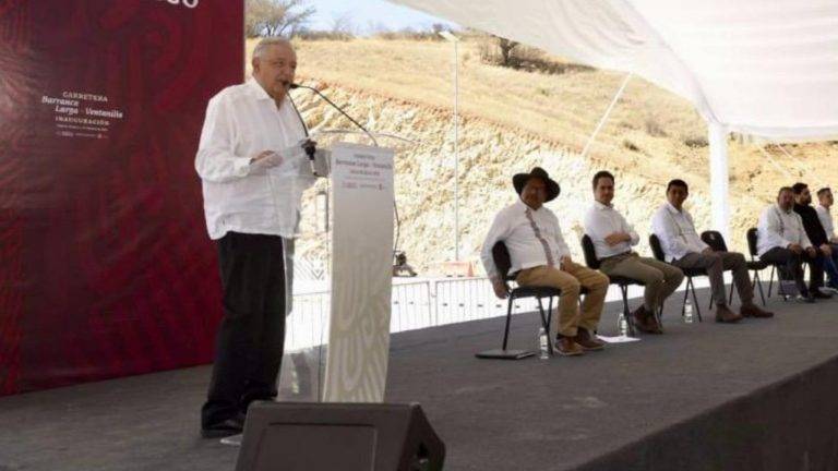 AMLO anuncia compra de concesión de carretera en Oaxaca a Carlos Slim