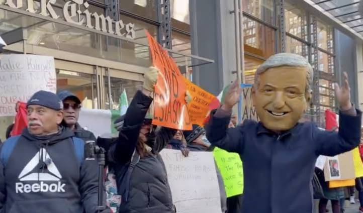 AMLO no estás solo”; seguidores del presidente se manifiestan en la sede  del NYT - RegeneraciónMX