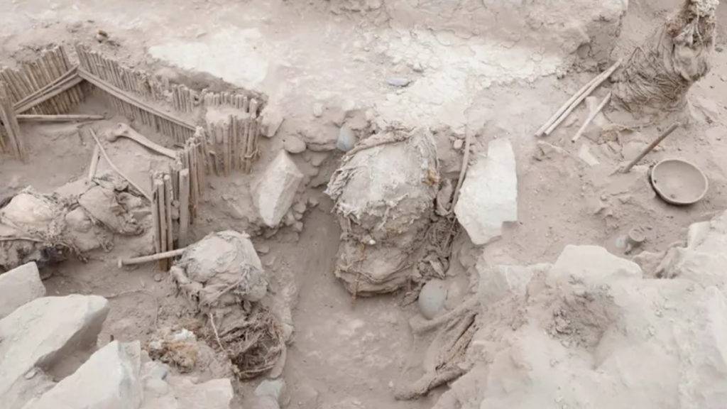 Autoridades del INAH llevan a cabo las labores de salvamento del sistema funerario prehispánico hallado durante la construcción de una obra en Nayarit. 