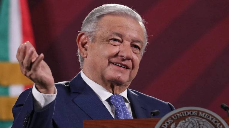 AMLO estuvo en Sinaloa con el gobernador, Rubén Rocha Moya, donde se refirió a la campaña negra que lo trata de vincular con el crimen organizado.