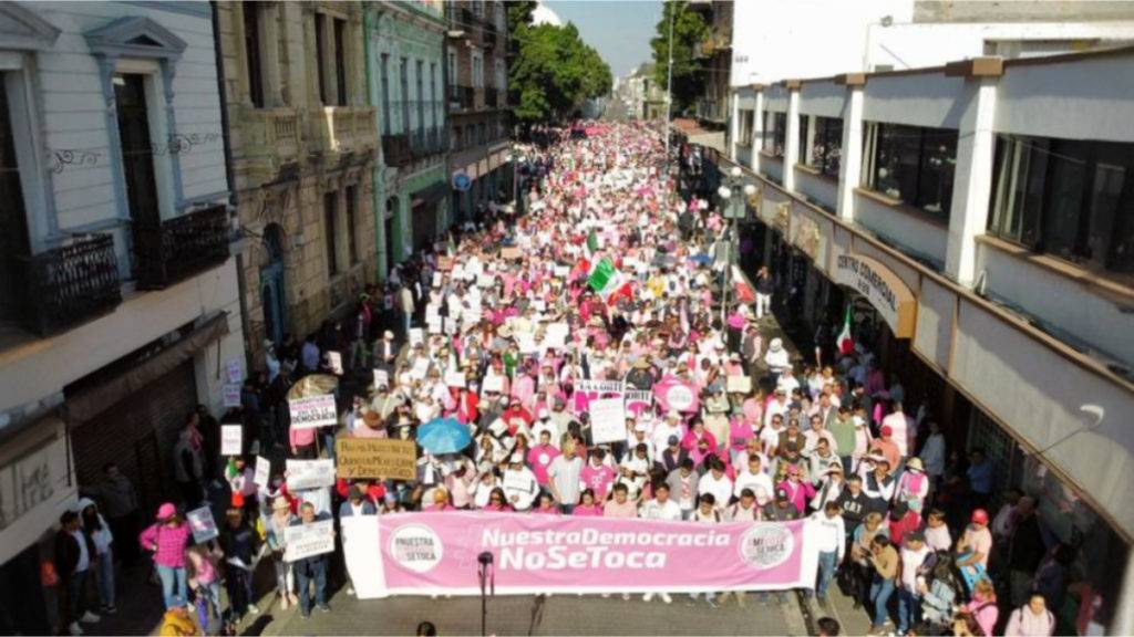 El presidente, López Obrador, se lanzó en contra de los conservadores que asistieron a la llamada “marcha por la democracia" y los llamó “alcahuetes”. 