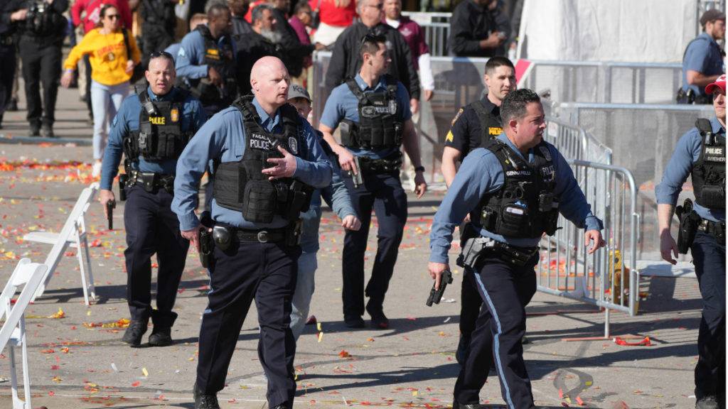 Autoridades de Kansas City recibieron el reporte de un tiroteo cerca del desfile de la victoria de los Chiefs en el Super Bowl, el cual dejo varios heridos y muertos.
