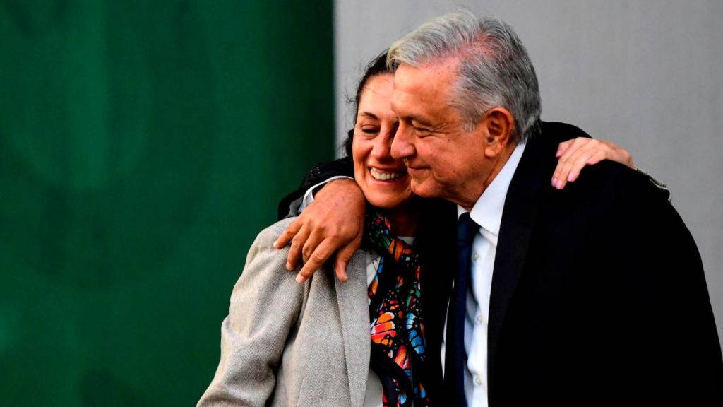 Claudia Sheinbaum respondió a quienes a quienes aseguran que el presidente, Andrés Manuel López Obrador, está detrás de ella en todas las decisiones.