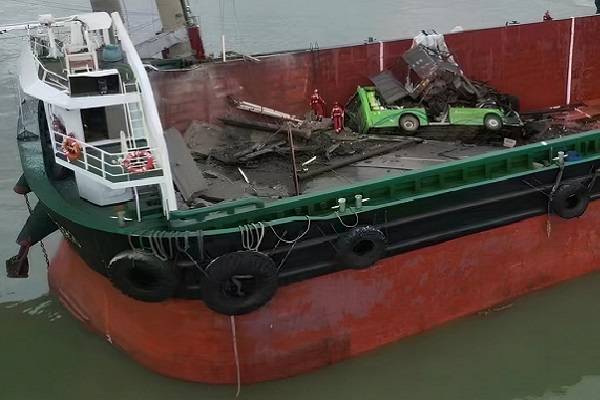 Aparatoso accidente con decesos y heridos en China. Choque de buque contenedor rompe puente. Dos vehículos al agua y 3 aterrizaron sobre la embarcación