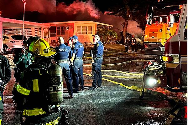 Incendio en casas móviles controlado. Accidente en Clearwater, Florida. Avioneta Beechcraft Bonanza V35, se precipitó tres minutos después de despegar
