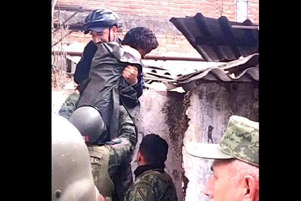 Ejército y policía de Colima rescatan a mujer amarrada dentro de un río embovedado a la altura de una fábrica de hielo de la capital del estado