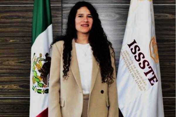 Berta Alcalde tiene título de licenciatura en Derecho por la UNAM y maestría en Estudios Legales Internacionales por la Universidad de Nueva York.