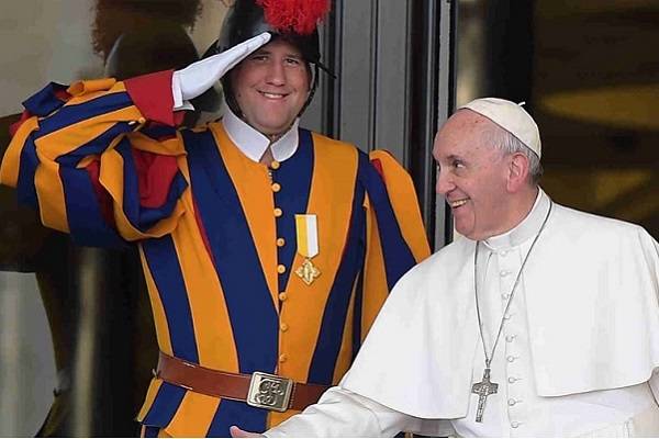 El papa Francisco tachó de hipócritas a quienes se escandalizan. Bendigo a dos personas que se aman y "les pido también que recen por mí”, señaló