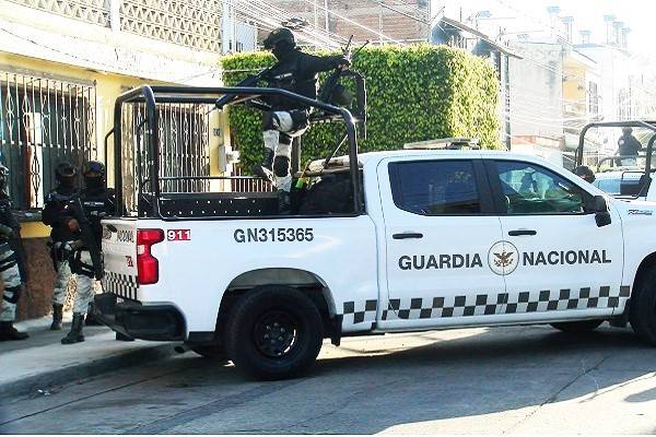 En dos hechos en Tlaquepaque, Jalisco, Guardia Nacional detuvo 17 personas, aseguró armas y media docena de bolsas con posibles restos humanos