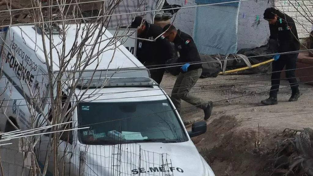 Las autoridades de Chihuahua informaron que se han ubicado más de 17 cuerpos en una fosa clandestina ubicada un kilómetro de Ciudad Juárez. 