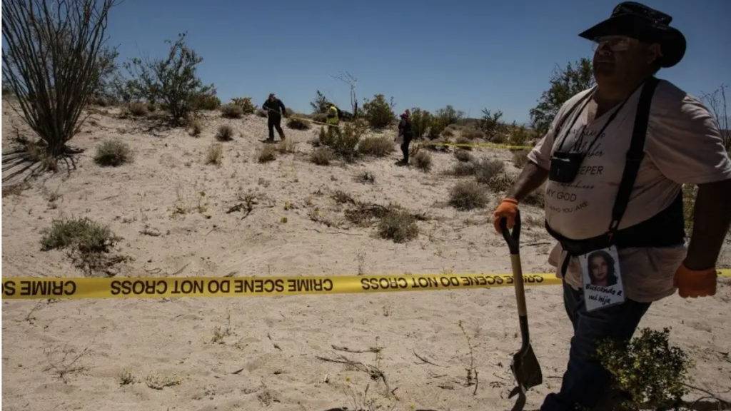 Autoridades y organizaciones continúan buscando más cuerpos en el Cerro de la Cruz, donde se han hallado 11 cuerpos en distintas fosas. 